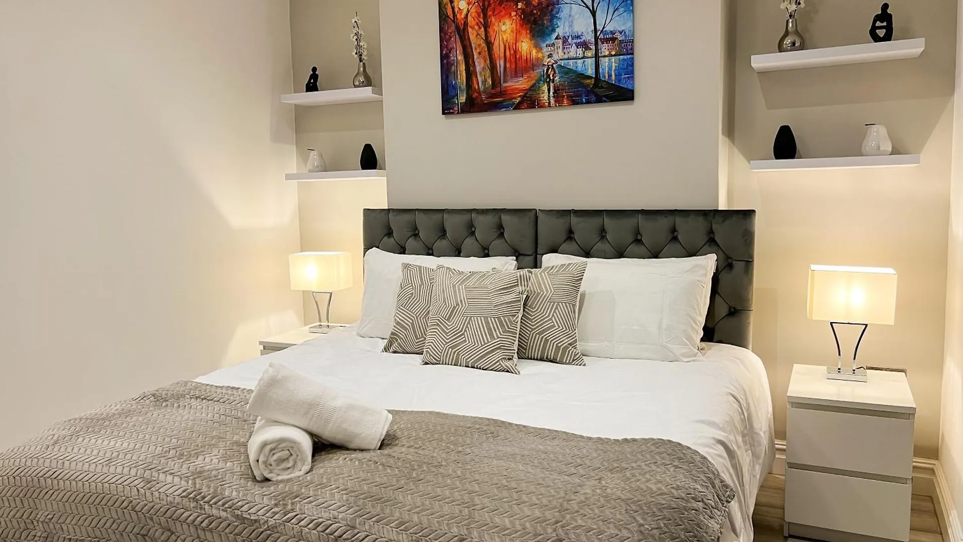 Modern 3 Bed Flat - City Centre - Free Parking Cardiff