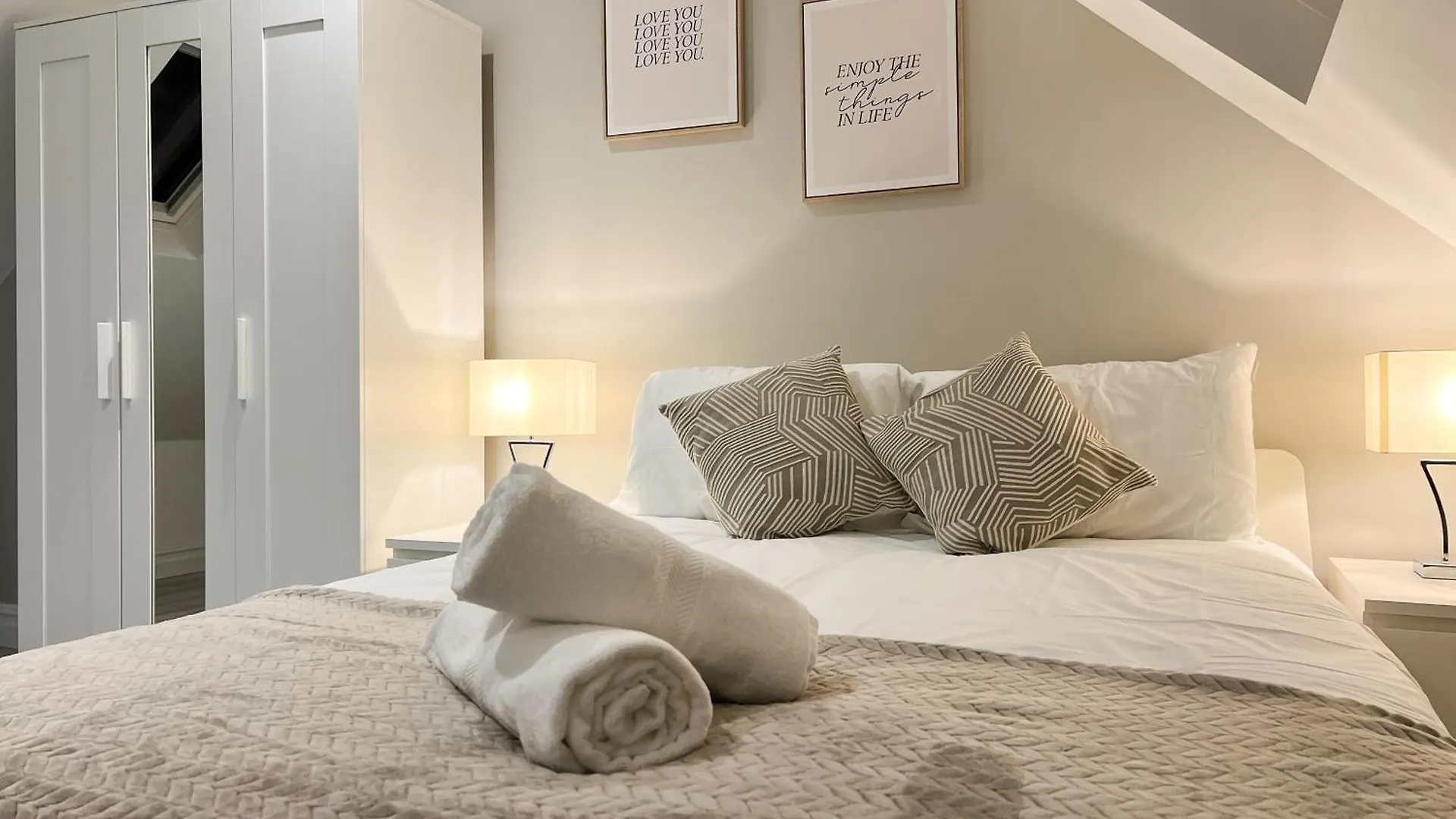 Modern 3 Bed Flat - City Centre - Free Parking Cardiff
