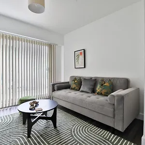 Elegant 2-Bed Flat With Parking & Balcony Cardiff